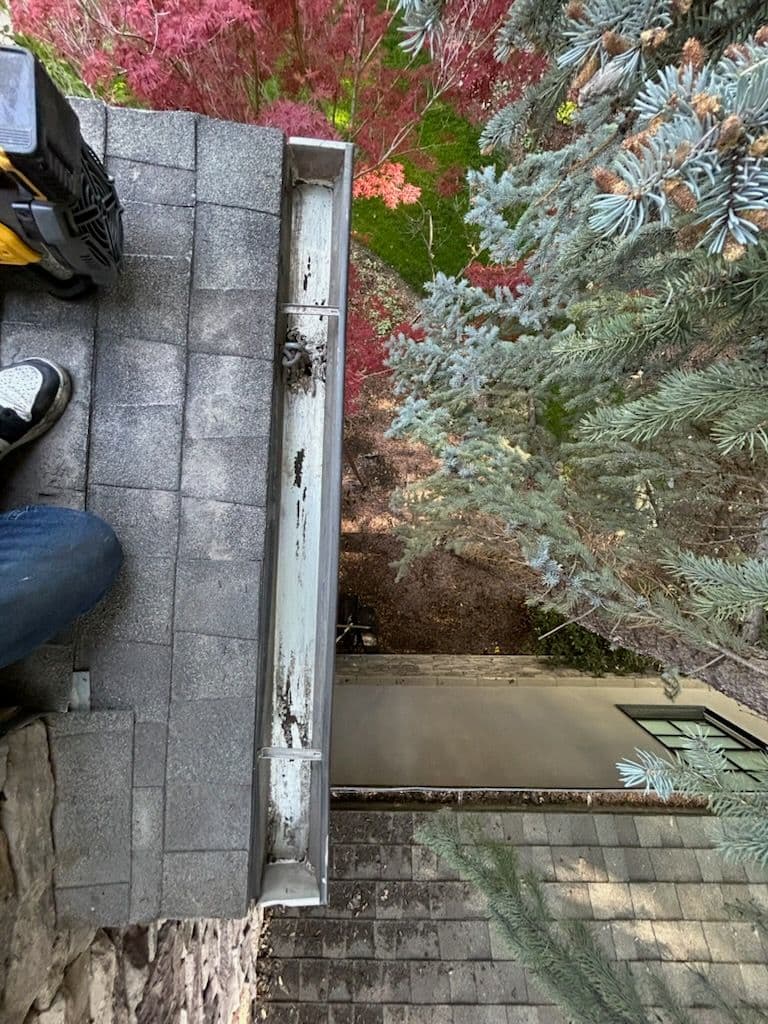 Gallery photos for Efficient Gutter Cleanup and Maintenance in Alpine: Image #1